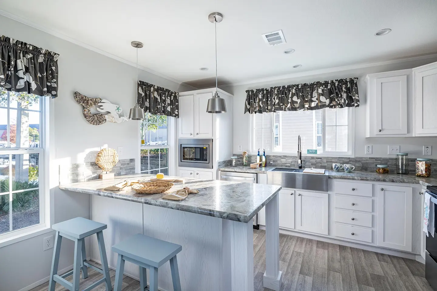 RH1381A eat-in kitchen with peninsula seating
